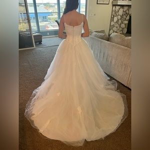 David’s Bridal Wedding Gown. Size 8, perfect condition. Veil included.Worn once.